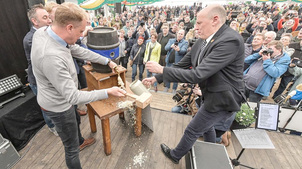 Fassanstich auf dem Bagbander Markt: 2024 mit dem SPD-Landtagsabgeordneten Wiard Siebels (links) und Großefehns Bürgermeister Erwin Adams. Foto: Archiv/Klaus Ortgies