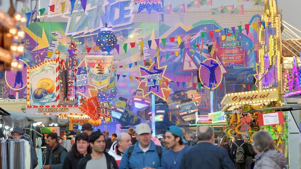 Beim Ostermarkt in Aurich gibt es neben Karussells reichlich Verzehr. Foto: Archiv/Klaus Ortgies