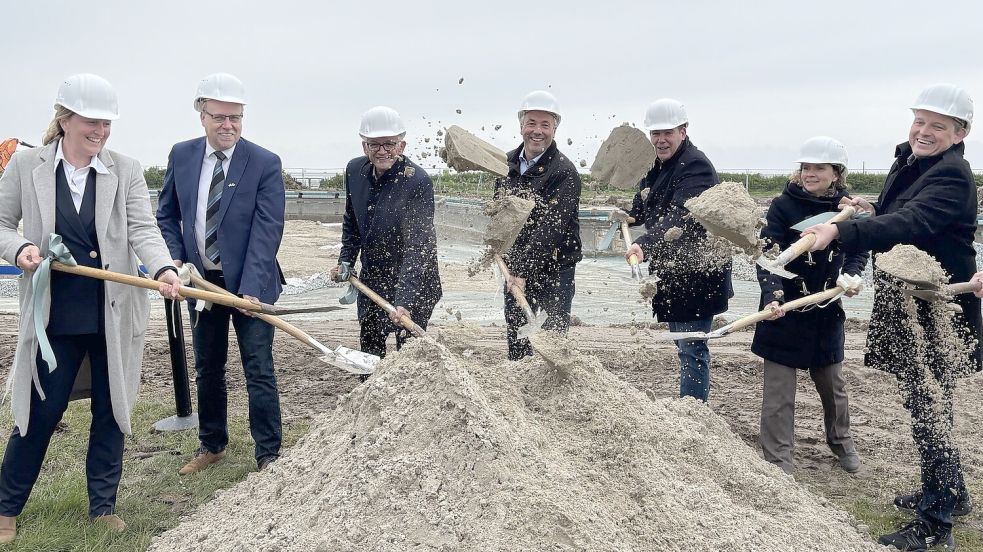 Sie griffen zur Schaufel für den symbolischen ersten Spatenstich fürs neue Freibad in Norddeich: Dr. Alexandra Thürkow, neue Chefin der Norder Wirtschaftsbetriebe, Olaf Wiltfang, Aufsichtsratsvorsitzender der Norder Wirtschaftsbetriebe, Landrat Olaf Meinen, Staatssekretär Johann Saathoff, Bürgermeister Florian Eiben, die Kurdirektorin Eva Krüger-Linzer und der Erste Stadtrat von Norden Marcus Aukskel. Foto: Rebecca Kresse
