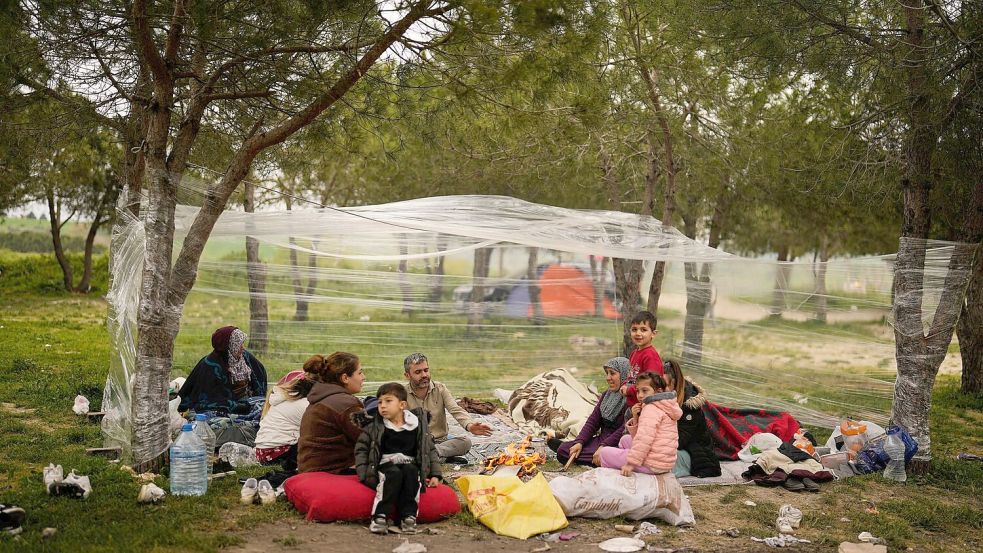 Menschen trauen sich weiterhin nicht zurück in ihre Gebäude Foto: Khalil Hamra/AP/dpa