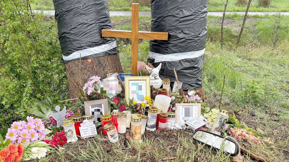 An der Unfallstelle an der Langholter Straße in Langholt legten die Hinterbliebenen Blumen nieder und stellten Kerzen sowie Fotos der beiden Getöteten auf. Fotos: Henrik Zein