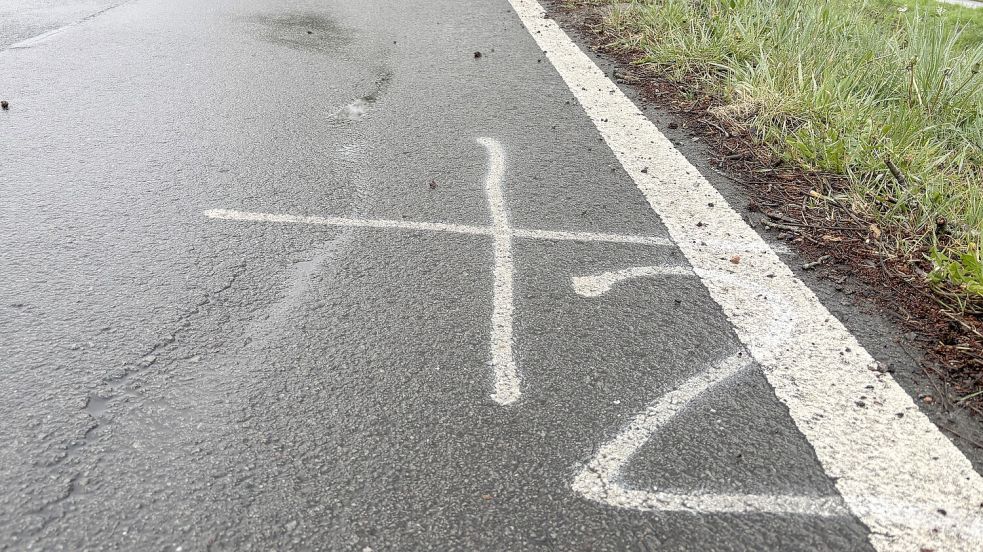 Auf der Langholter Straße sind noch die Markierungen der Polizei zu sehen.