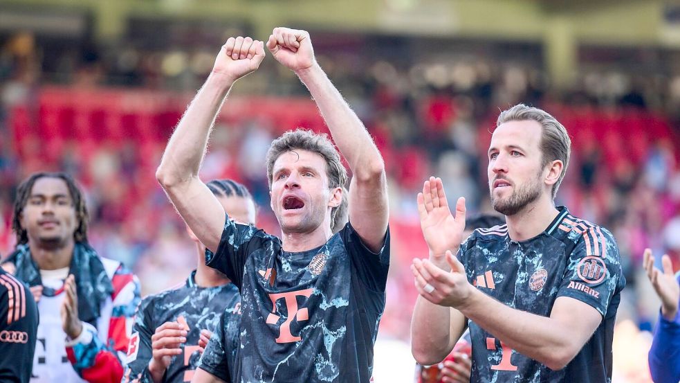 Thomas Müller (l) steht vor seinem 500. Bundesligaspiel und dem 13. Meistertitel mit dem FC Bayern. Harry Kane hofft mit 31 Jahren auf seinen ersten Team-Titel als Fußball-Profi. Foto: Tom Weller/dpa
