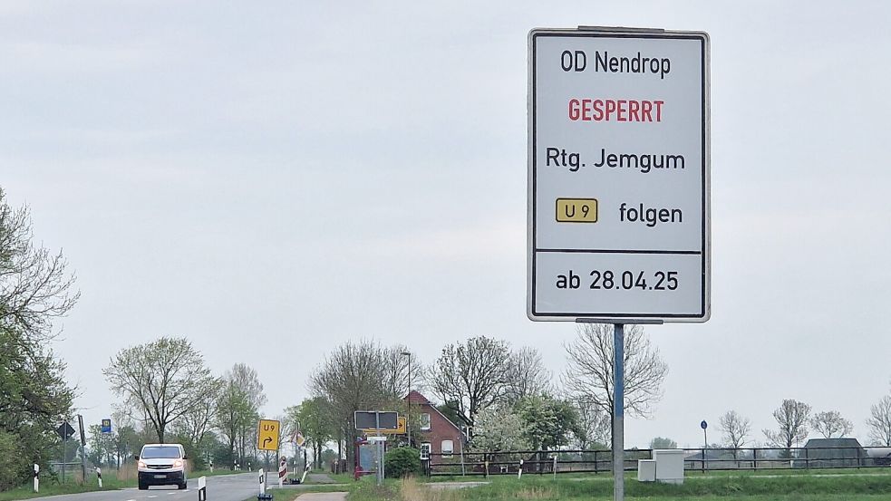 Nach Ditzum und von dort wieder weg kommt man ab Montag, 28. April 2025, nur über Umleitungsstrecken. Das gilt auch für den Schulbusverkehr. Foto: Gettkowki