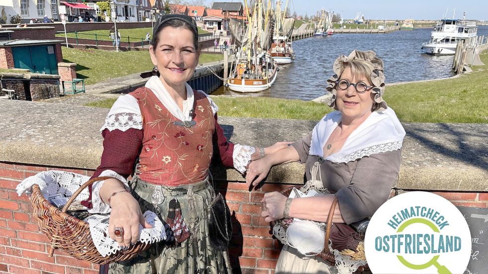 Doris Voss (links) und Angelika Bolinius alias Daje und Geeske führen Besucher durch Greetsiel und die anderen Dörfer der Krummhörn. Foto: Ortgies