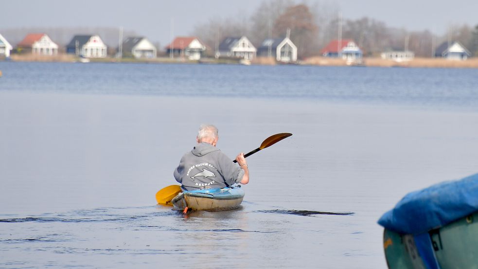 Ein Kanufahrer auf dem Kleinen Meer. Foto: Wagenaar/Archiv