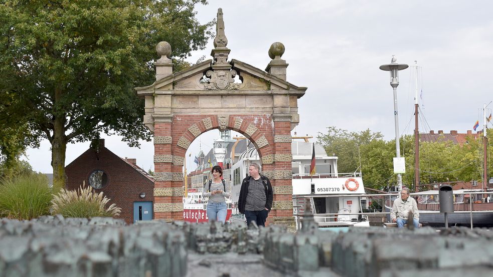 Rund um das Hafentor ist ein beliebtes Areal in Emden mit Fischbude, Strandbar, Restaurants und Cafés. Foto: Hanssen/Archiv