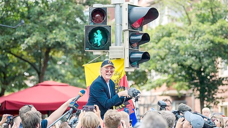 Einweihung mit viel Medienrummel: Otto Waalkes enthüllte die erste Otto-Ampel in Emden im Juni 2019. Foto: Ortgies/Archiv