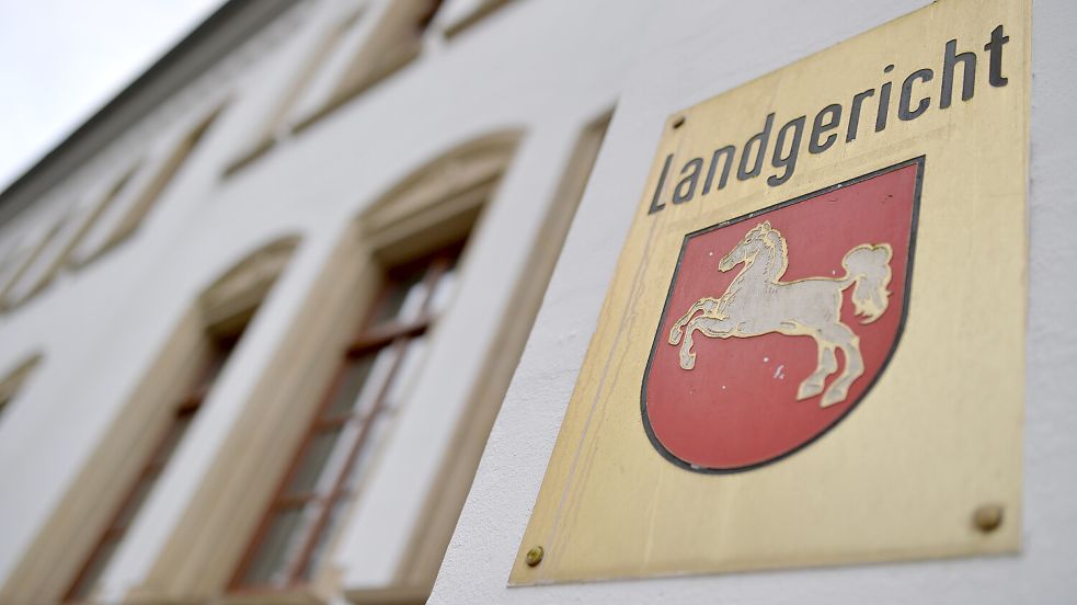 Einer Frau wird unter anderem eine versuchte Tötung vorgeworfen. Foto: Klaus Ortgies/Archiv