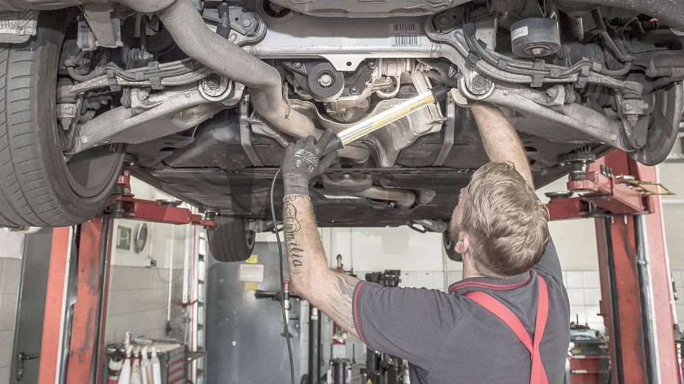 Ganz genau hingeschaut: In Deutschland müssen Autos alle zwei Jahre zur Hauptuntersuchung. Bleibt das so? Foto: picture alliance/dpa/dpa-tmn