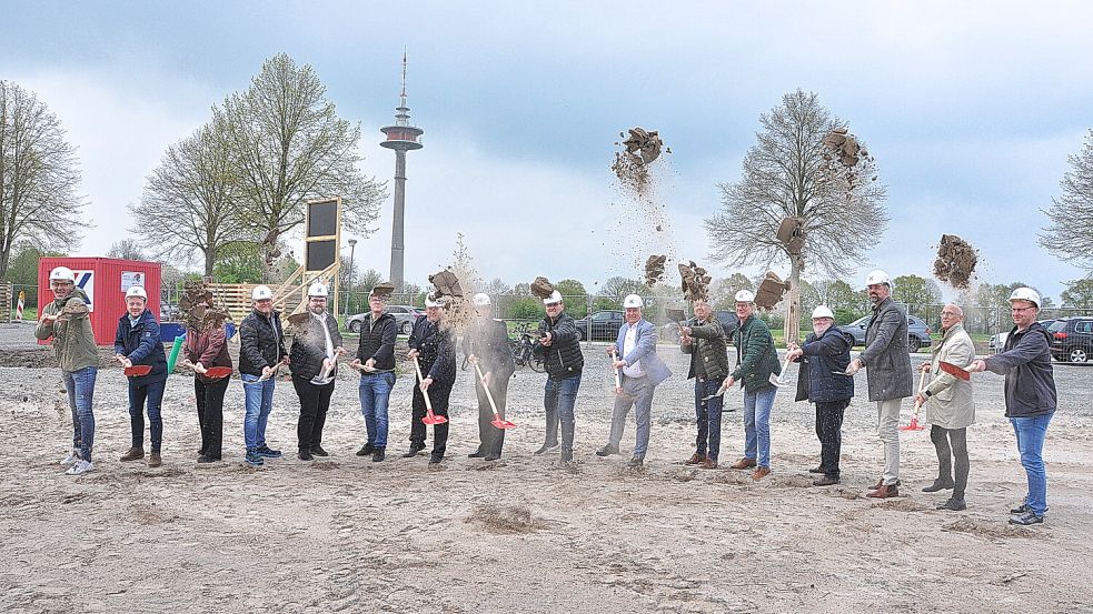 Vertreterinnen und Vertreter der Stadtverwaltung, der Feuerwehr, der Leeraner Politik und der am Projekt beteiligten Firmen griffen zum Spaten. Foto: Bodo Wolters