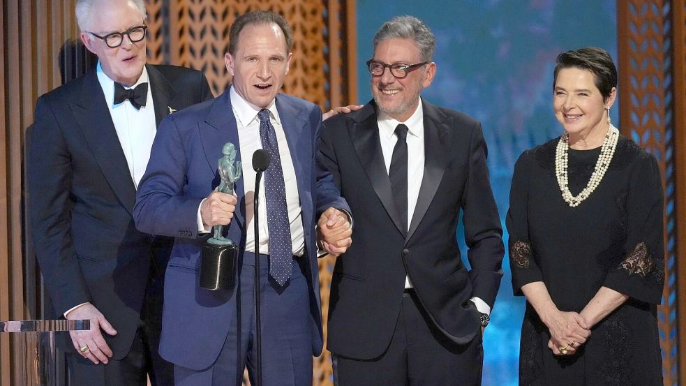 Das Team des Films um Hauptdarsteller Ralph Fiennes bei einer Preisverleihung. (Archivbild) Foto: Chris Pizzello/Invision via AP/dpa