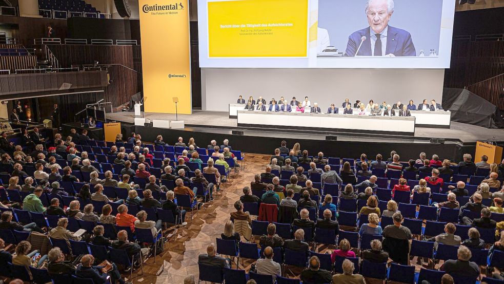 Mehr als 400 Aktionärinnen und Aktionäre kamen für die Hauptversammlung nach Hannover. Foto: Moritz Frankenberg/dpa