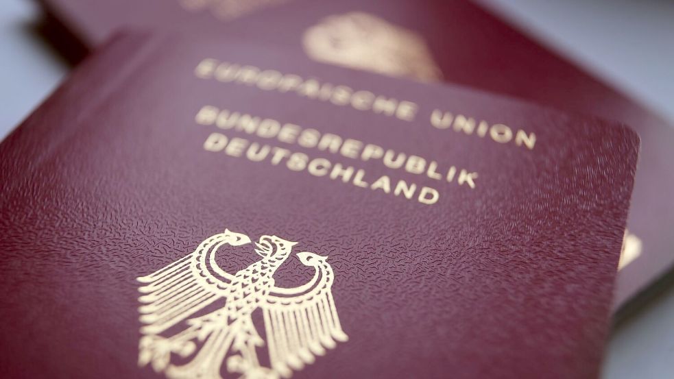 Neue Reisepässe und Personalausweise können sich die Bürger gegen Gebühr demnächst nach Hause schicken lassen. (Symbolbild) Foto: Karl-Josef Hildenbrand/dpa