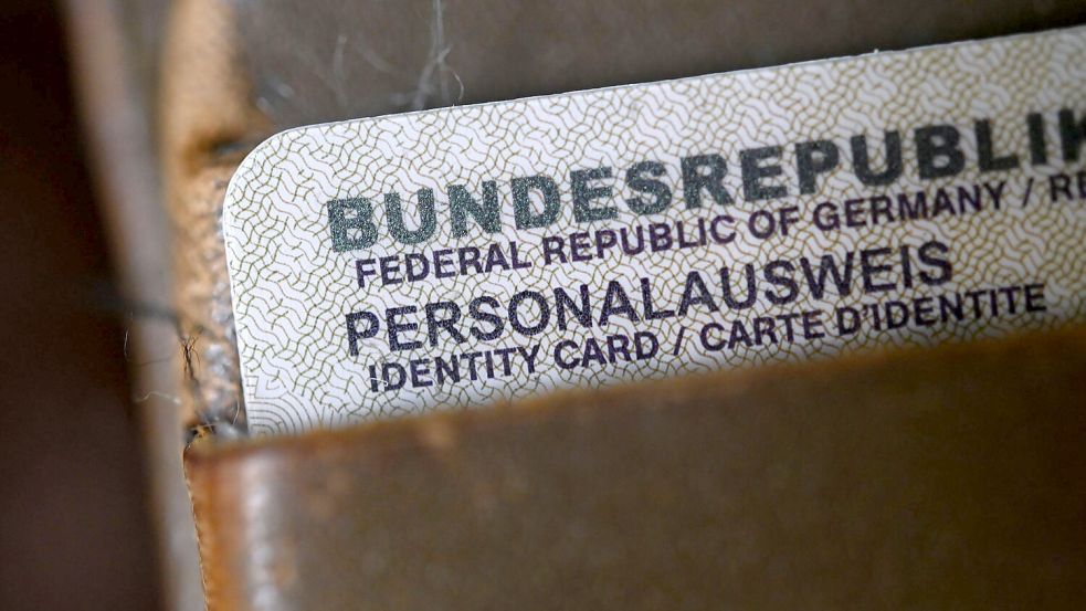 Wer 16 Jahre oder älter ist, kann seinen neuen Personalausweis auch per Post zugestellt bekommen. (Symbolbild) Foto: Marijan Murat/dpa