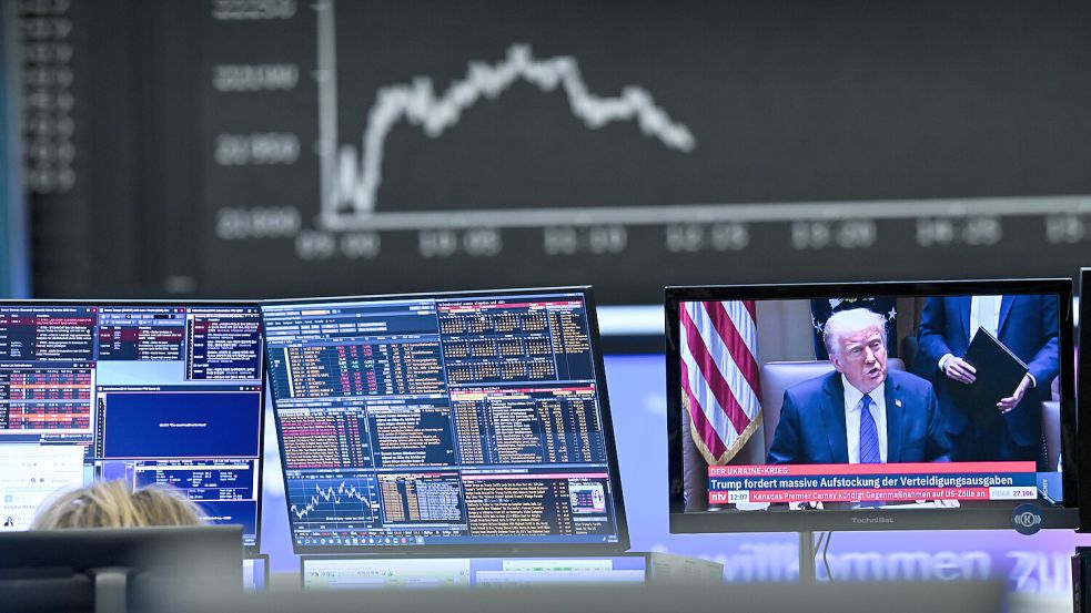 Die Börsen reagieren auf Trumps Zollhammer, US-Aktienkurse fallen. Ob Anleger jetzt günstig nachkaufen sollten oder die Talfahrt noch weitergeht. Foto: dpa/Arne Dedert