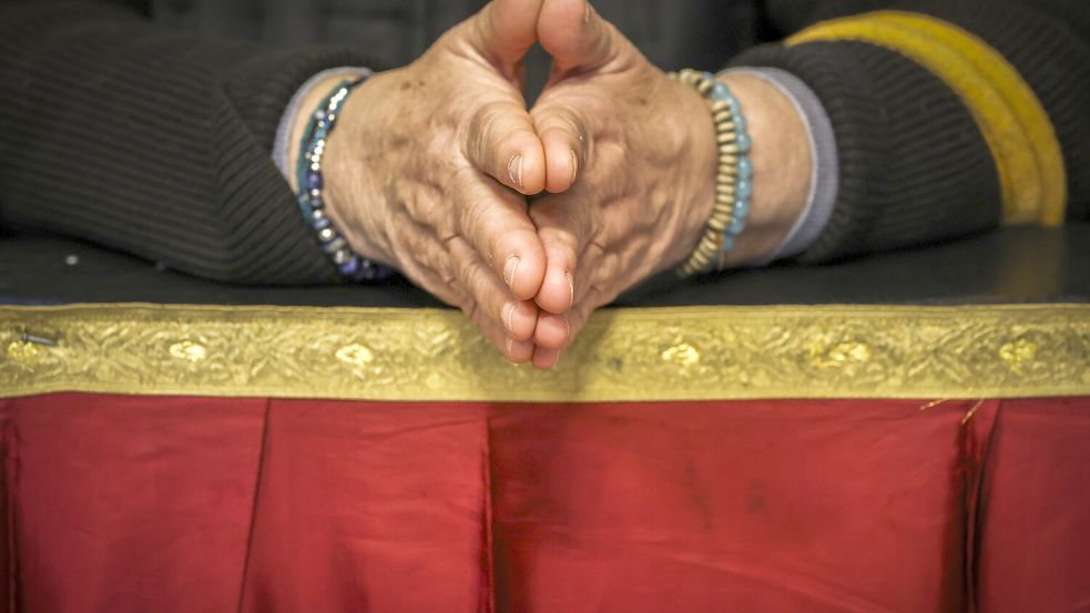 Der Sarg von Papst Franziskus wird am Freitagabend geschlossen. Foto: dpa/Christoph Reichwein