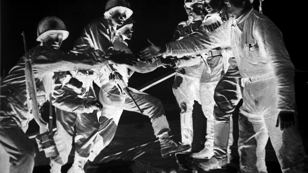 Historischer Moment: Bei Torgau an der Elbe geben sich US-Soldaten und Rotarmisten am 25. April 1945 die Hand. Keine zwei Wochen später ist Hitlerdeutschland endgültig am Ende. Foto: dpa/ADN