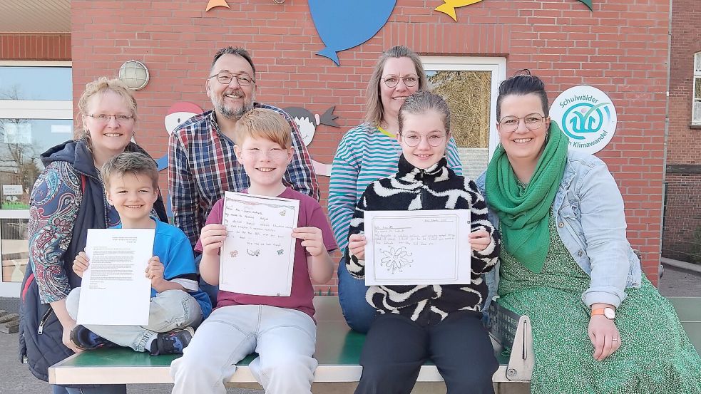 Freuen sich über das gelungene Schul-Spendenprojekt für Uganda: Jannes (vorne, von links), Emil, Lisa und Christine Müller (Elternvertreterin) und Schulleitung Marion Vennen-Sikkenga (hinten von links), Entwicklungshelfer Christian Pohlabeln und Kerstin Hofmayer (1. Vorsitzende Förderverein und Schulelternratsmitglied). Foto: Scherzer