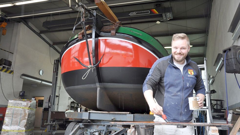 Christian Veith hat in den vergangenen Wochen unzählige Male den Pinsel geschwungen und das neue Schiff für die Mühle Ostgroßefehn in den Fehntjer Farben erstrahlen lassen. Foto: Susanne Ullrich