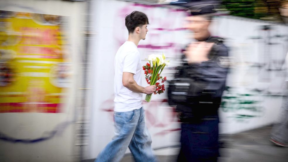 Der Schock an der Schule im französischen Nantes nach einer Messerattacke ist groß. Foto: Loic Venance/AFP/dpa