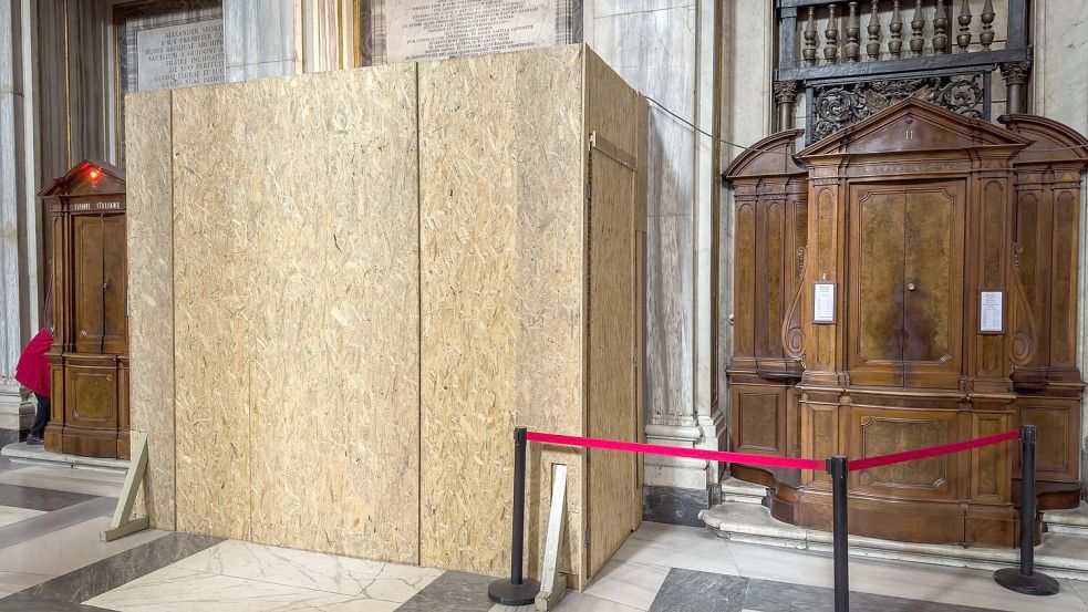 Das Grab wird noch von Sperrholzplatten verdeckt. Foto: Oliver Weiken/dpa