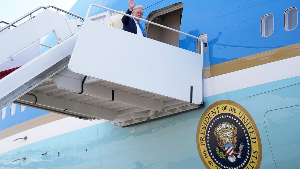 Für Donald Trump ist es die erste Auslandsreise seit der Rückkehr ins Weiße Haus. Foto: Evan Vucci/AP/dpa