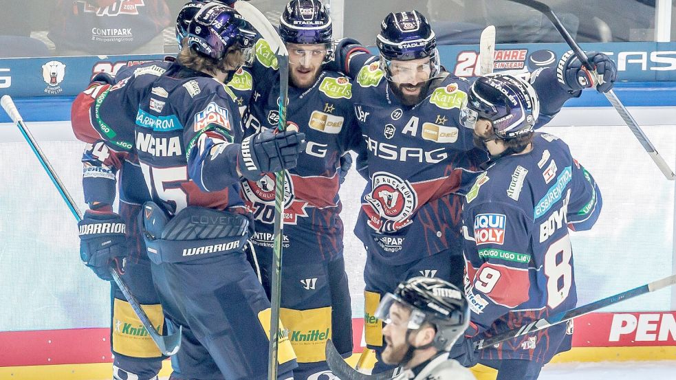 Die Eisbären Berlin sind wieder deutscher Eishockey-Meister Foto: Andreas Gora/dpa