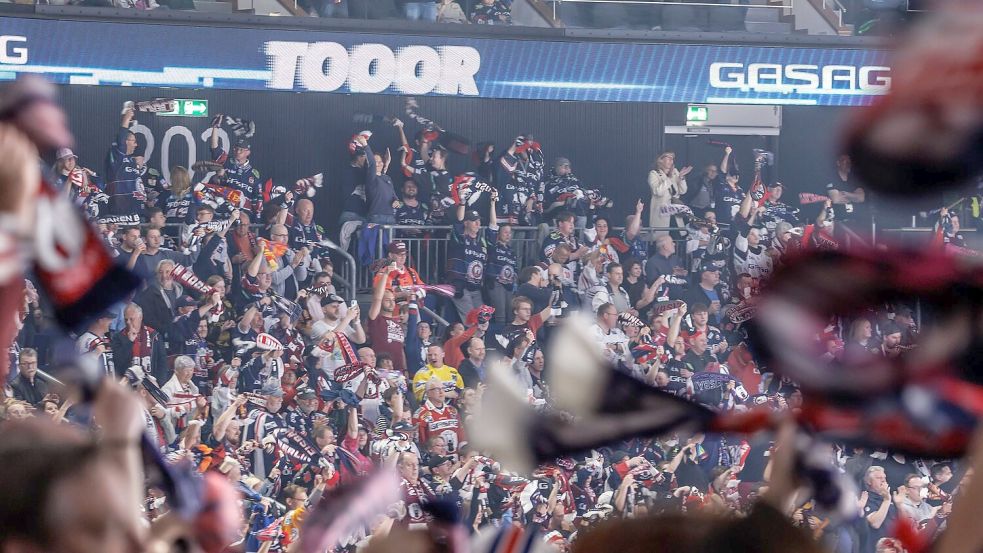 Tor um Tor in der Uber-Arena: Die Eisbären sind zum elften Mal deutscher Meister Foto: Andreas Gora/dpa