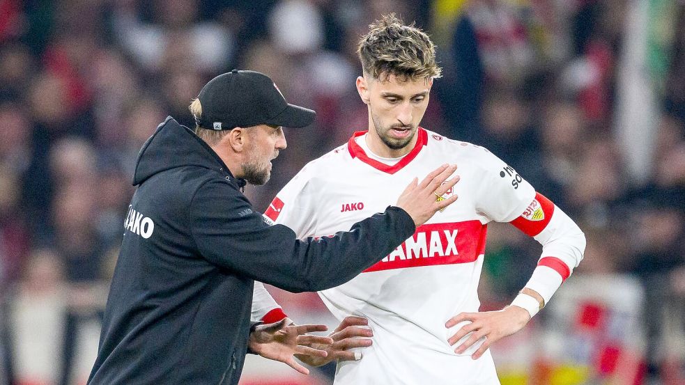 VfB-Trainer Sebastian Hoeneß suchte das Gespräch mit seinem Kapitän Atakan Karazor. Foto: Tom Weller/dpa