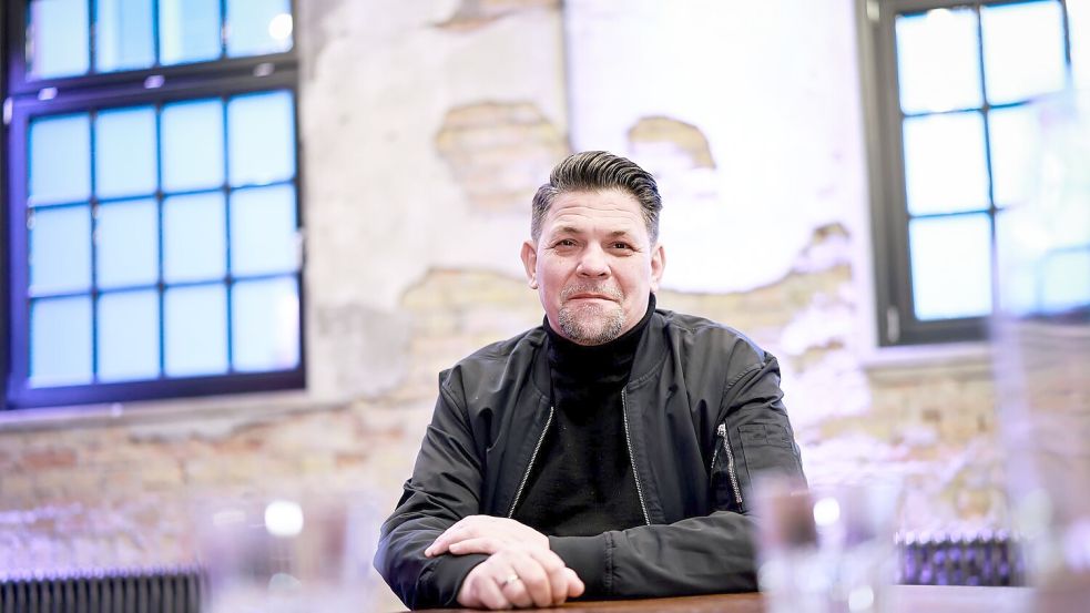 Ran an die Töpfe: Am Sonntag startet auf Vox die zehnte Staffel von „Kitchen Impossible“ - mit einem Stargast aus dem Ausland. Foto: Christian Charisius/dpa