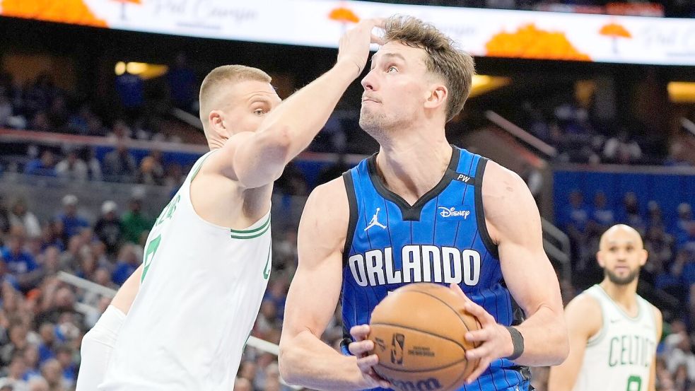 Franz Wagner (rechts) führte die Orlando Magic mit 32 Punkten zum Sieg gegen die Boston Celtics. Foto: John Raoux/AP/dpa