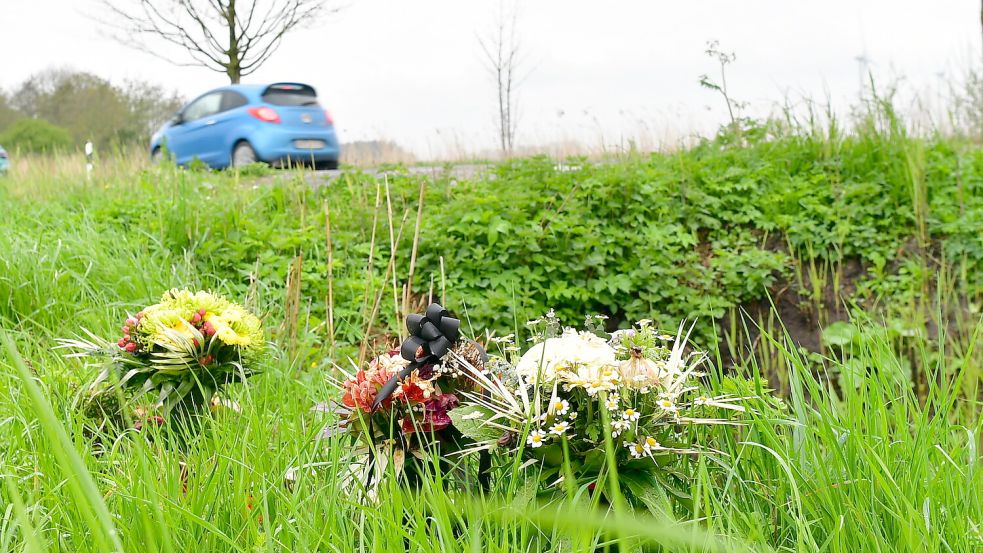 An der Unfallstelle erinnern noch immer frische Blumen an die Opfer. Foto: privat
