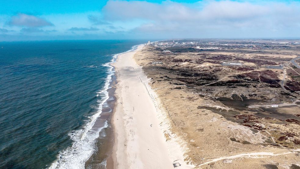 Wer auf der Nordseeinsel Sylt ein Haus kaufen möchte, muss laut dem jüngsten Küstenreport im Schnitt fast 14.600 Euro pro Quadratmeter bezahlen. (Archivbild) Foto: Axel Heimken/dpa