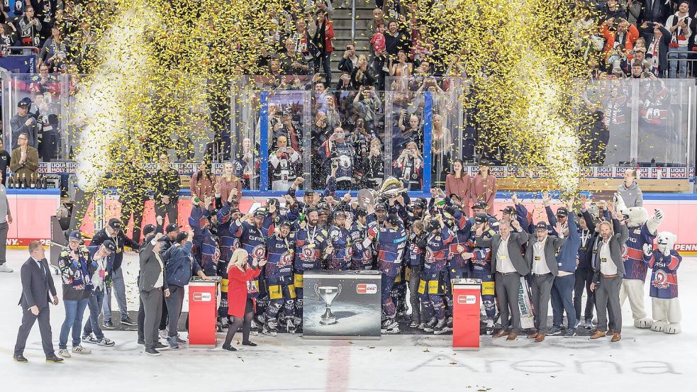 Die Eisbären Berlin feiern ihren elften Meistertitel in der DEL. Foto: Andreas Gora/dpa