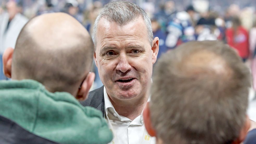 Meistertrainer Serge Aubin wird nach dem Erfolg mit Lob überschüttet. Foto: Andreas Gora/dpa