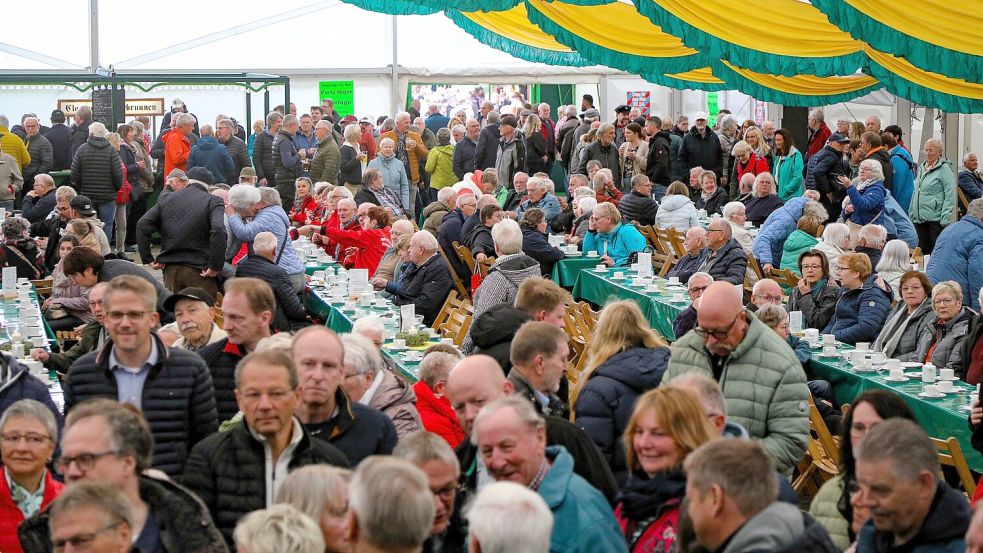 Das Festzelt des Bagbander Markts war schon am Vormittag gut besucht. Es blieb während des gesamten Volksfestes nahezu friedlich. Foto: Romuald Banik