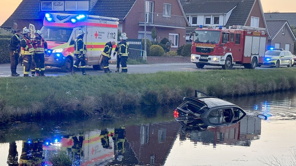 Das Auto eines 72-Jährigen landete am Freitagabend auf der 1. Südwieke in Ostrhauderfehn im Kanal. Der Fahrer soll alkoholisiert gewesen sein. Fotos: Henrik Zein