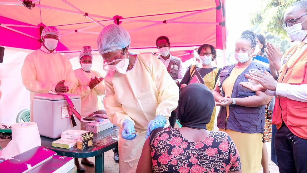 Noch gibt es keinen zugelassenen Impfstoff gegen die gefährliche Sudan-Variante von Ebola. (Archivbild) Foto: Hajarah Nalwadda/XinHua/dpa
