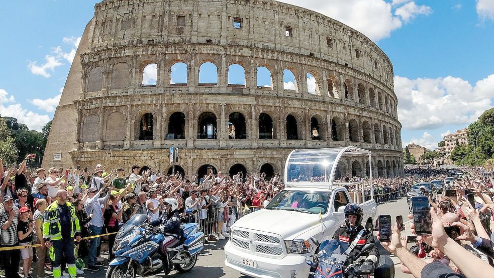 Der Sarg von Papst Franziskus wird am Kolosseum vorbei gefahren. Foto: Mauro Scrobogna/LaPresse/AP/dpa