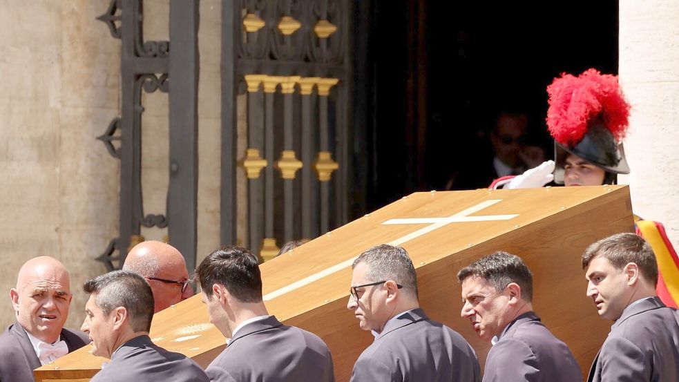 Der Sarg des verstorbenen Papstes Franziskus. Foto: Christoph Reichwein/dpa