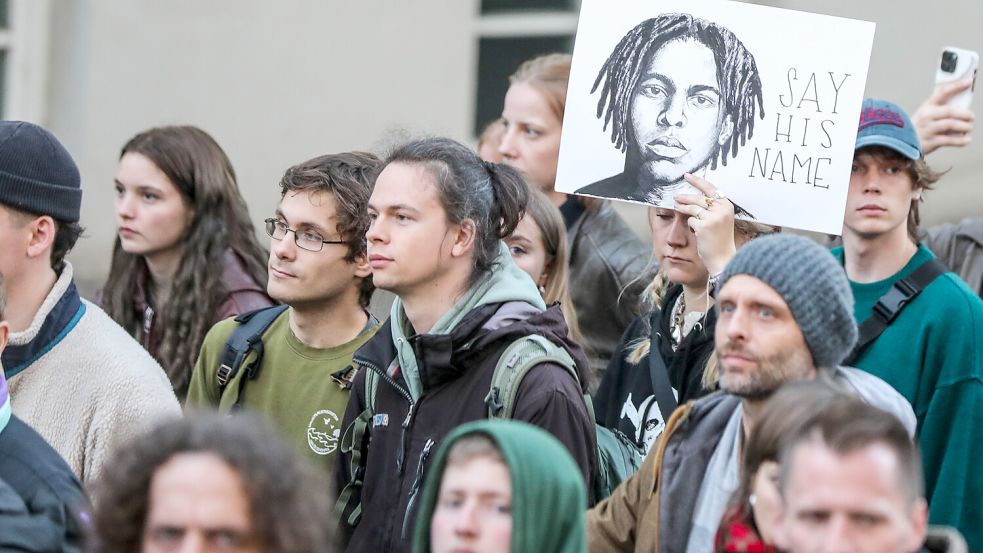 Tausende demonstrierten am Freitagabend in Oldenburg. Foto: Hock