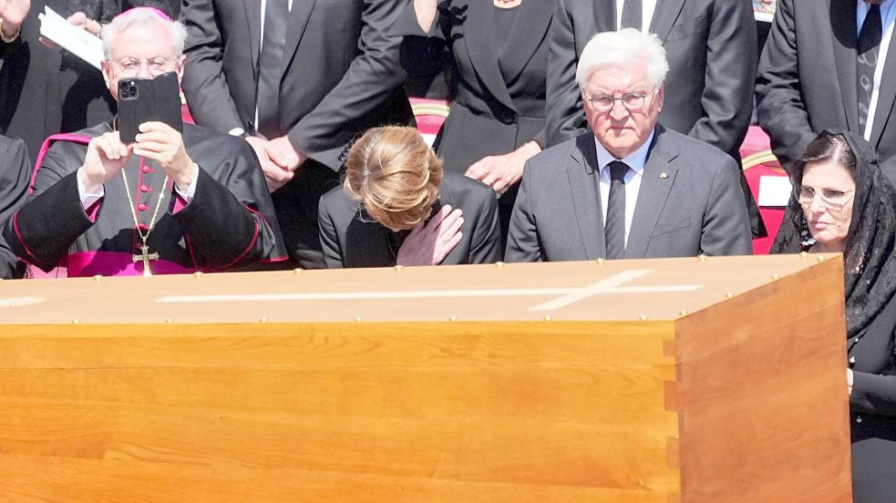 Bundespräsident Frank-Walter Steinmeier vor dem Sarg. Foto: Michael Kappeler/dpa