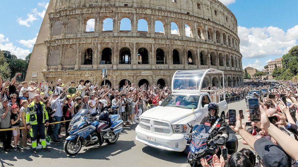Das Papamobil fährt durch Rom. Foto: Mauro Scrobogna/LaPresse/AP/dpa