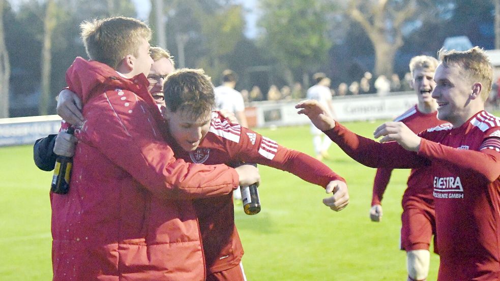 Fans und Spieler waren nach den Toren und dem Sieg in Feierlaune. Foto: Damm