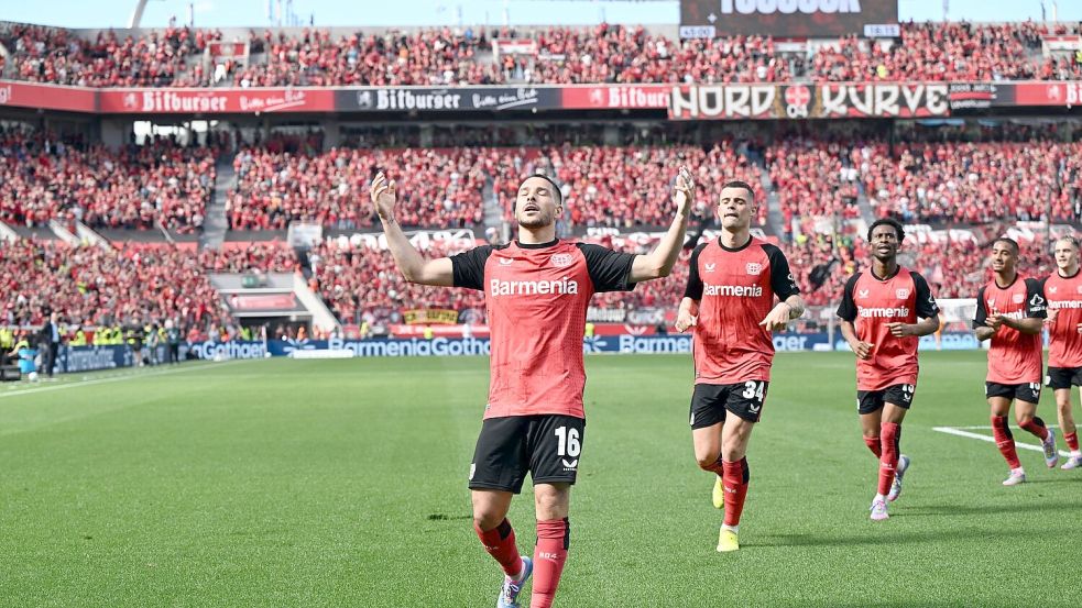 Leverkusens Emiliano Buendia traf kurz vor der Pause zum 2:0. Foto: Federico Gambarini/dpa
