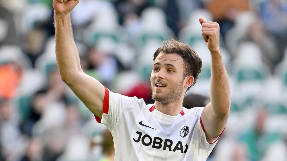 Freiburger Torschütze: Max Rosenfelder bejubelt seinen Treffer zum 1:0 in Wolfsburg. Foto: Swen Pförtner/dpa