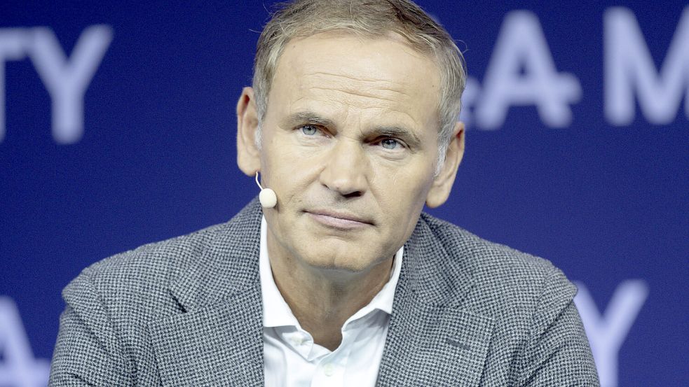 Fährt selbst drei E-Autos, ist beim schnellen Aus für Verbrenner aber skeptisch: Der VW-Vorstandsvorsitzende Oliver Blume. Foto: IMAGO/Rainer Unkel