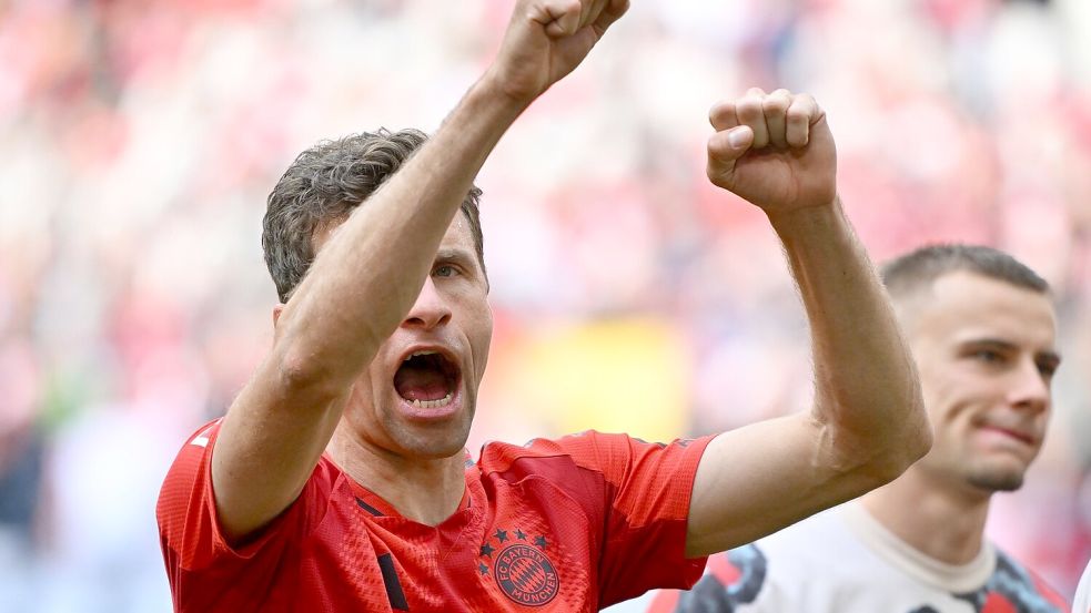 Thomas Müller ließ sich für sein 500. Bundesliga-Spiel feiern. Foto: Peter Kneffel/dpa