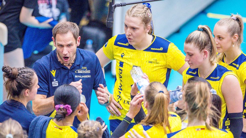 Trainer Felix Koslowski und die Schweriner Volleyballerinnen triumphierten nach einem 0:2-Satzrückstand. Foto: Jens Büttner/dpa